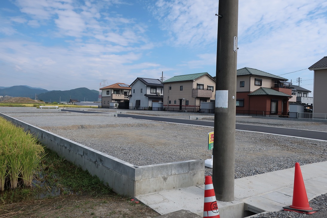 値下げしました！分譲地上田北　南向き角地　即建築可！上下水道完備！境界ブロック設置済 　最終１区画