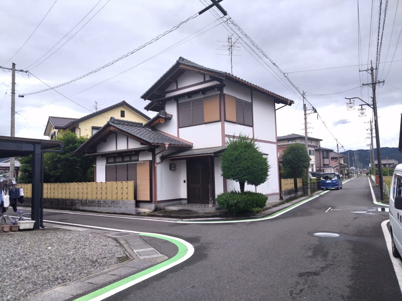 東南角地の管理の行き届いた美邸 別途車庫・駐車場・畑用の雑種地付